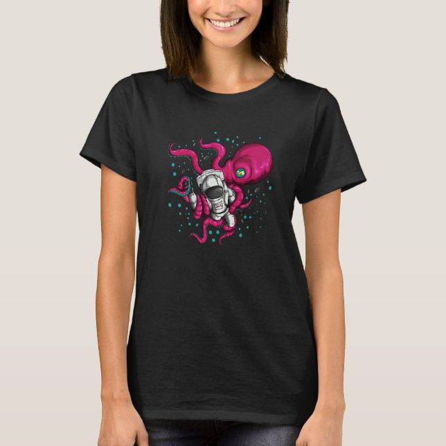 Alien Octopus Holds Astronaut Cosmonaut Space Fish T Shirt (Framsida)