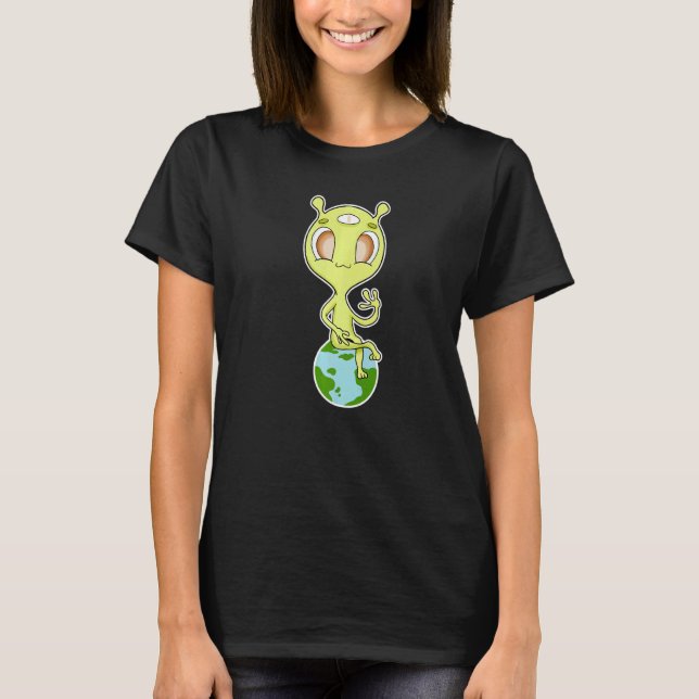 Alien Sitting On Earth   T Shirt (Framsida)