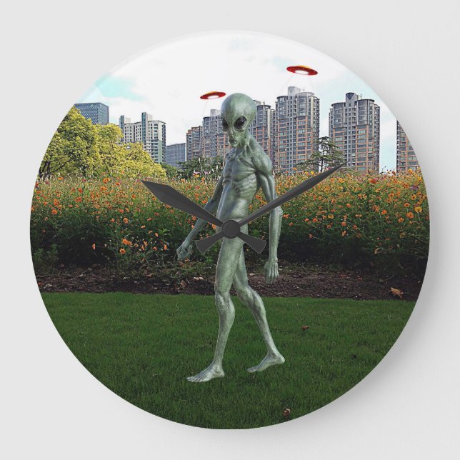 Alien som går genom parken stor klocka (Framsida)