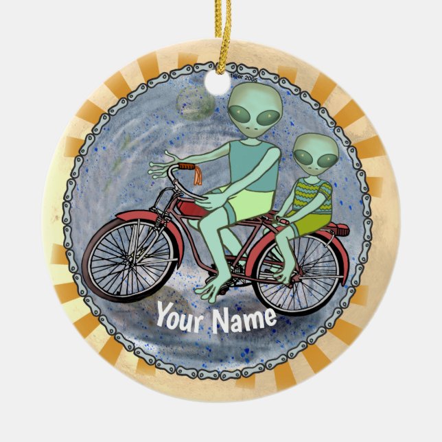 Alien som kör cykel prydnad julgransprydnad keramik (Framsidan)
