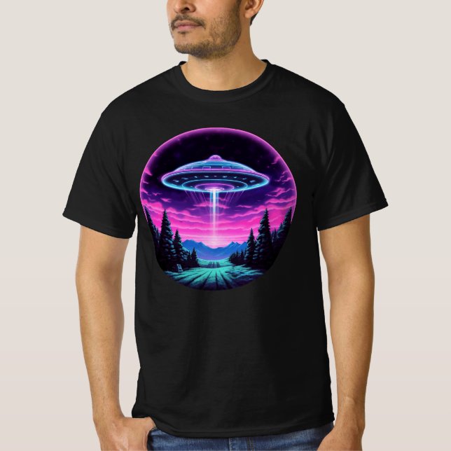 Alien Spaceship Retro Futuristiska T Shirt (Framsida)