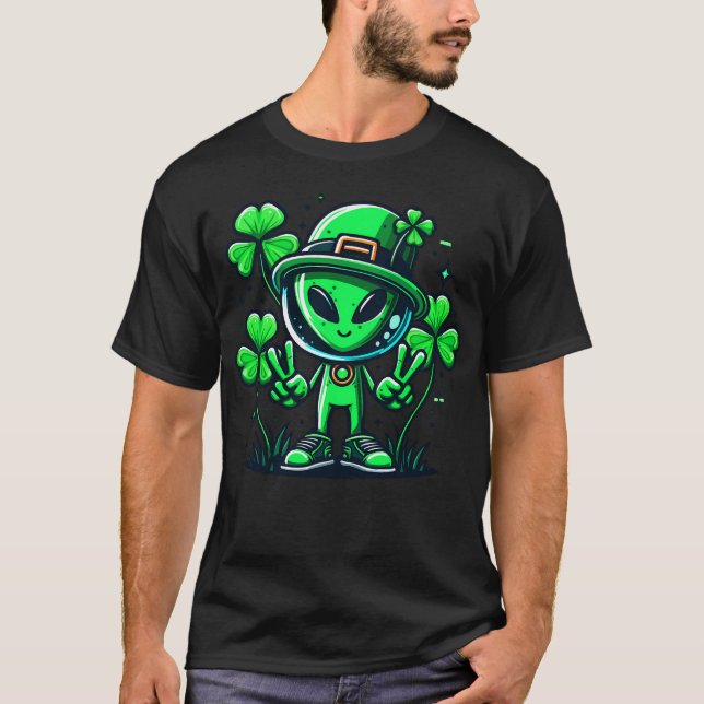 Alien St patricks day Shamrock Irish Helgdag T Shirt (Framsida)