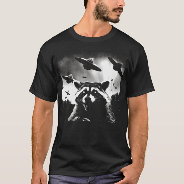 Alien UFO Funny Raccoon UAPs T Shirt (Framsida)