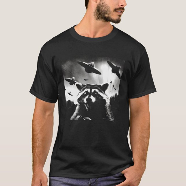 Alien UFO Funny Raccoon UAPs T Shirt (Framsida)