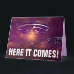 ALIEN UFO SPACESHIP FUNNY BIG BIRTHDAY CARD KORT<br><div class="desc">HÄR KOMMER DET! DET ÄR DIN BIRTHDAY. HOPPAS ATT DET ÄR LYCKLIG! KORT</div>