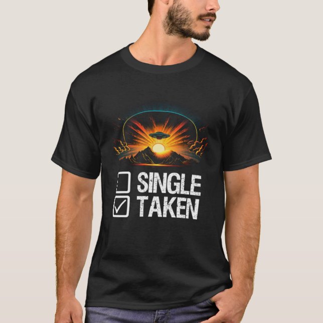 Alien UFO Spaceship Single Or Taken   Valentines D T Shirt (Framsida)
