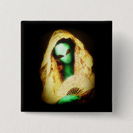 Alien Wearing a Snöre Mantilla Knapp