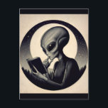 Alien Woman Reading Bok Vintage Aestthetic Vykort<br><div class="desc">Med vykort i vintage stil kan du läsa bilder av en kvinnlig utomjording av grått-arterna som man läste i bok med måne och himmel bakom henne. Den här teckningen är till för bok älskare och de som uppskattar sci-fi - särskilt grått-utomjordingar! Ett exempel på detta är science fiction för biblier...</div>