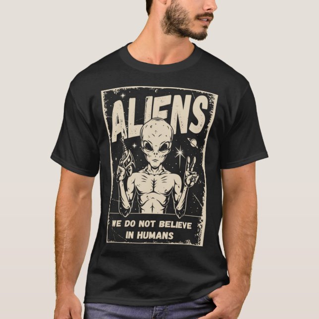 Aliens We Do Not Believe In Humans T Shirt (Framsida)