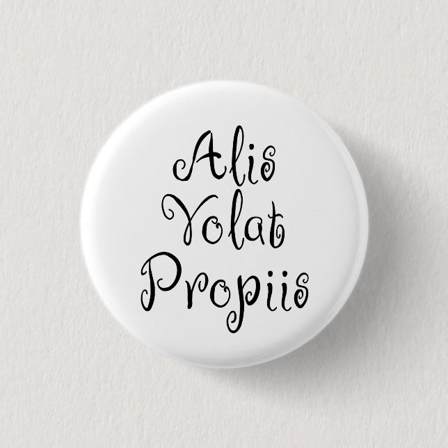 Alis Volat Propiis Knapp (Framsida)