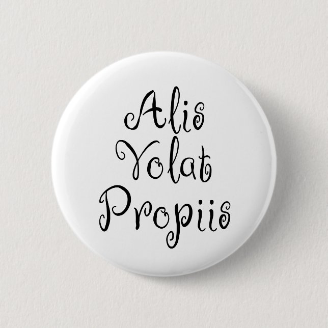 Alis Volat Propiis Knapp (Framsida)