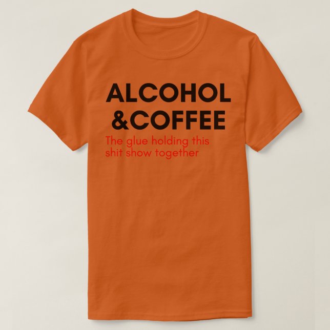 Alkohol och kaffe som håller i den här bildskärmst t shirt (Design framsida)