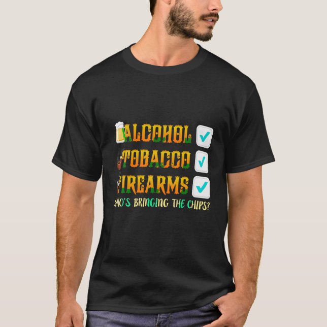 Alkohol Tobacco Firearms som föder Chip T Shirt (Framsida)