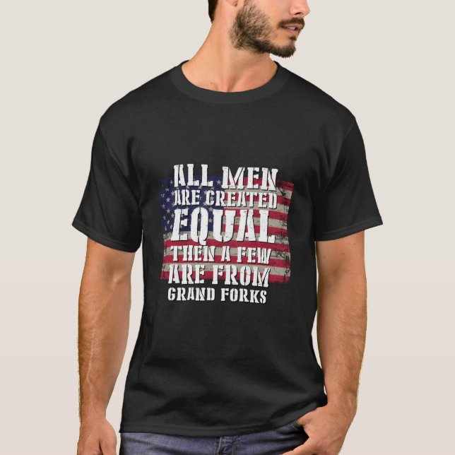 All Are Created Equal Few From Grand Forks Patriot T Shirt (Framsida)