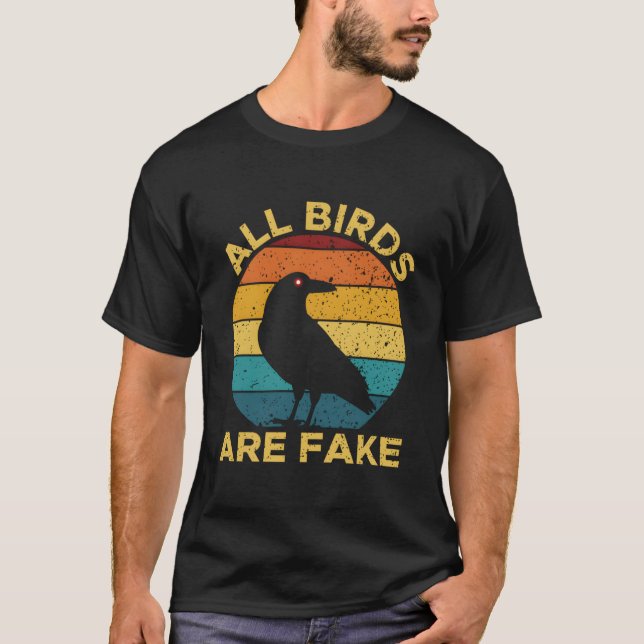 All Birds Are Fake Bird Watching Spies Drone T Shirt (Framsida)
