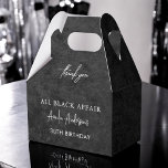 All Black Affair Födelsedagsfest Modern Elegant Presentaskar<br><div class="desc">Fira i sofistikerad stil med våra favoritboxar i Födelsedagsfesten All Black Affair. Perfekt för moderna evenemang och eleganter. Dessa lådor är designade för att komplettera alla chics födelsedagsfirande. De är konstruerade i sömnsvarta med personlig accents, de är idealiska för att fylla med söta smak, mini keepsakes eller party favors. Imponera...</div>