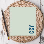 All Cap Sideways Monogram Grönt Personlig Anteckningsblock<br><div class="desc">Det här anteckningsblocket i roligten innehåller initialer eller namn på kanten av kanten. Lägg till din anpassning med hjälp av mallformuläret. Om du vill ändra teckensnitt,  stil,  färg eller layout markerar du alternativet för att "anpassa ytterligare".</div>