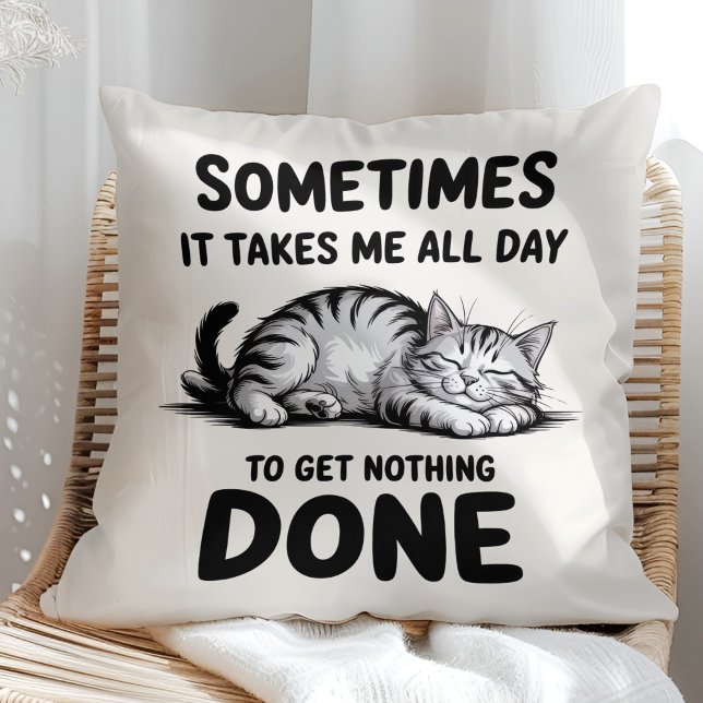 "All Day Doing Nothing" Funny Lazy Cat Kudde ("All Day Doing Nothing" Funny Lazy Cat Throw Pillow in a sunny boho rattan chair.)