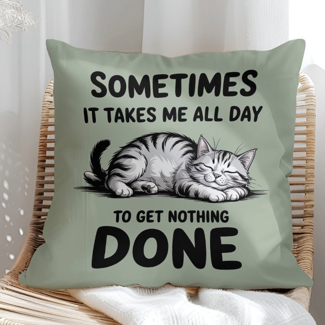 "All Day Doing Nothing" Funny Lazy Cat Kudde ("All Day Doing Nothing" Funny Lazy Cat Throw Pillow in a sunny boho rattan chair)