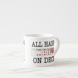 All händer på däcket som leker kort espressomugg