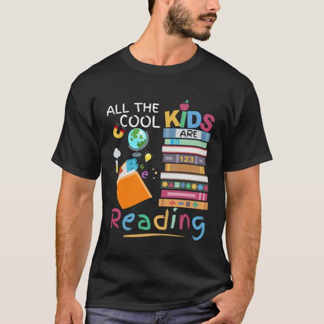 All Kids Are Reading Retro Read Book  Boys Girls T Shirt (Framsida)