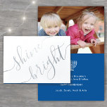 All text Hanukkah Simple Shine Bright Silver Real Folierat Kort<br><div class="desc">Önskar släkt och vänner de enkla ljusgåvorna och kärlek för Hanukkah med det silver riktiga foliekortet i elegant. All text på den här mallen (inklusive "Shine Bright" på framsidan) är enkel att anpassa för att inkludera alla formuleringar. Den marinblå, vita och silver-formgivningen har handskriven kalligrafi i stil, modern minimalistisk typografi...</div>