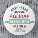 All Text Helgdag Baking Team Family Cute-jul Knapp<br><div class="desc">Ha tid tillsammans hemma i köket med en knapp på Helgdag anpassningsbar Baking Team. All text är enkel att anpassa. Röd, grönt och teal design har söt, grå löv och bär, rullstift, familj eller barn namn och en rolig titel som tillval. Perfekt för en julkaka party eller ett utbyte. Gör...</div>