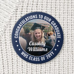 All text Studenten Photo Gratulerar Navy Blue Whit Knapp<br><div class="desc">Säg grattisar och visa pridet för student med coolans anpassade fotoknappar/brickor. (IMAGE PLACEMENT TIP: Ett enkelt sätt att centrera ett foto exakt som du vill är att flytta det till skörd innan du laddar upp det till Zazzle-webbplatsen.) All text är enkel att anpassa med namn, klassår, skola, inspirerande citat, motiverande...</div>