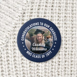 All text Studenten Photo Gratulerar Navy Blue Whit Knapp<br><div class="desc">Säg grattisar och visa pridet för student med coolans anpassade fotoknappar/brickor. (IMAGE PLACEMENT TIP: Ett enkelt sätt att centrera ett foto exakt som du vill är att flytta det till skörd innan du laddar upp det till Zazzle-webbplatsen.) All text är enkel att anpassa med namn, klassår, skola, inspirerande citat, motiverande...</div>