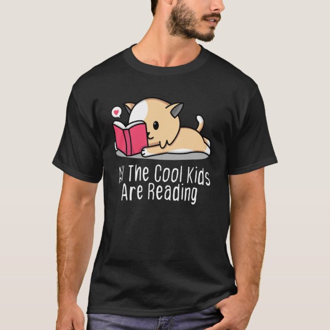 All the Cool Kids are Reading Book Cat T Shirt (Framsida)