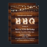 ALLA ÅLDER - Rustic BBQ Birthday-inbjudan Inbjudningar<br><div class="desc">Denna rustiska BBQ-inbjudan är perfekt för en bakgård BBQ. Den har ljus och trä som sträng. Det är perfekt för en avslappnad party.</div>
