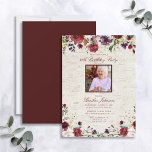 Alla åldrar, Rustic Burgundy-Blommigt, foto födels Inbjudningar<br><div class="desc">En vacker rustik födelsedagsfest inbjudan,  med ett foto överst,  förskönad med burgudisk blommigt buquets på en faux birch bark-bakgrund. Lämplig för alla åldrar,  eftersom texten lätt kan vara personlig. Inbjudningskort för Elegant av upphovsrätt,  alla höger reserverade.</div>