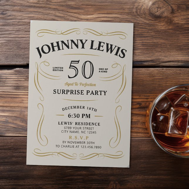 Alla åldrar som Whiskey kom på 50-årsdagen Inbjudningar (Any Age Whiskey themed surprise 50th birthday Invitation beige)