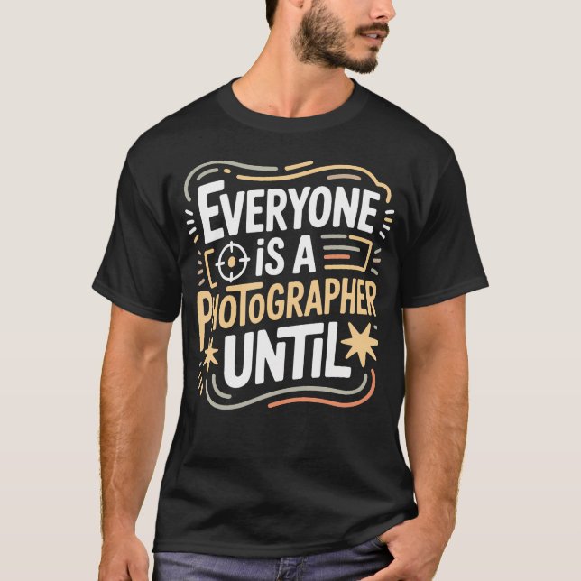 Alla Är En Fotograf Tills Fotografin T Shirt (Framsida)