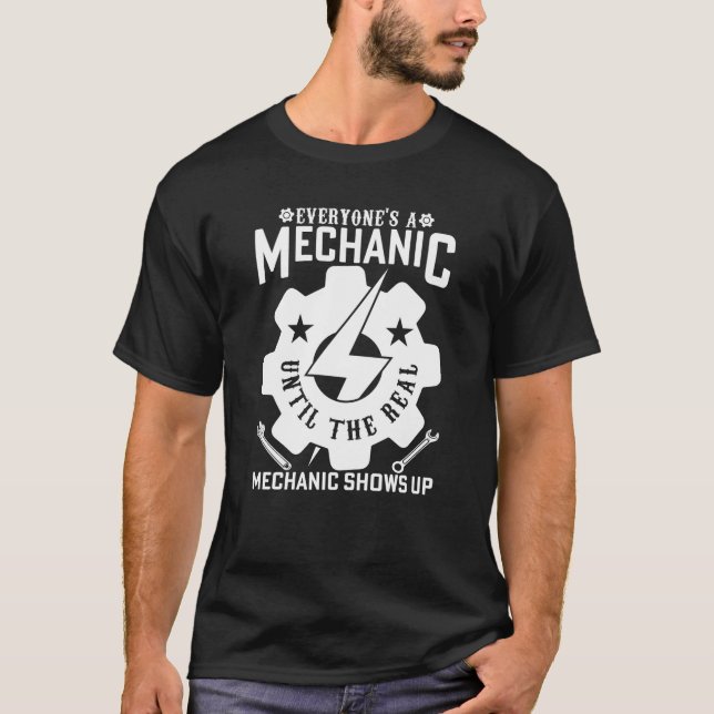 ALLA ÄR EN MEKANISK FÖRRÄN DEN VERKLIGA MEKANISKA  T SHIRT (Framsida)
