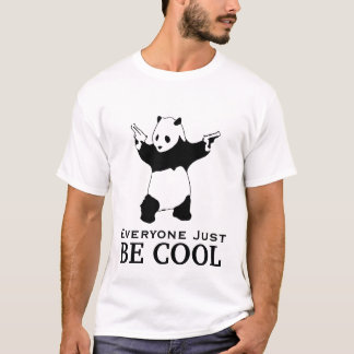Alla ÄR precis KALL - den beväpnade pandaen T-shirt