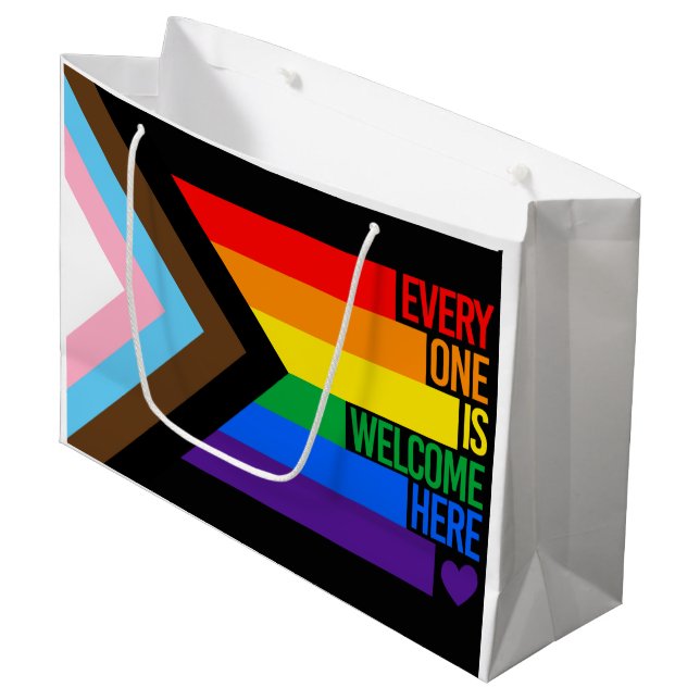Alla är välkomna här (Progress Pride) Flagga (Framsidan Vinklad)