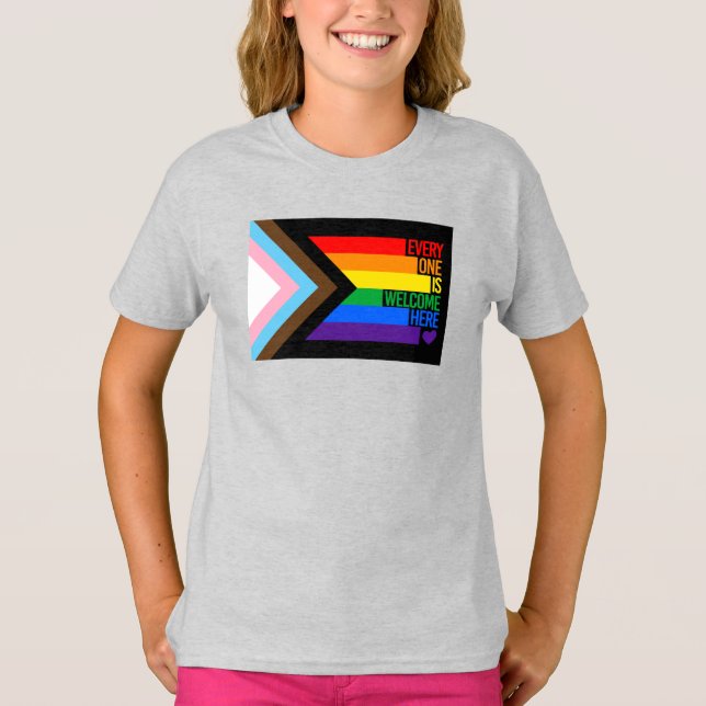Alla är välkomna här (Progress Pride) Flagga T Shirt (Framsida)