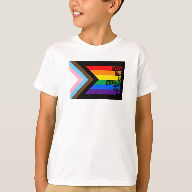 Alla är välkomna här (Progress Pride) Flagga T Shirt (Framsida)