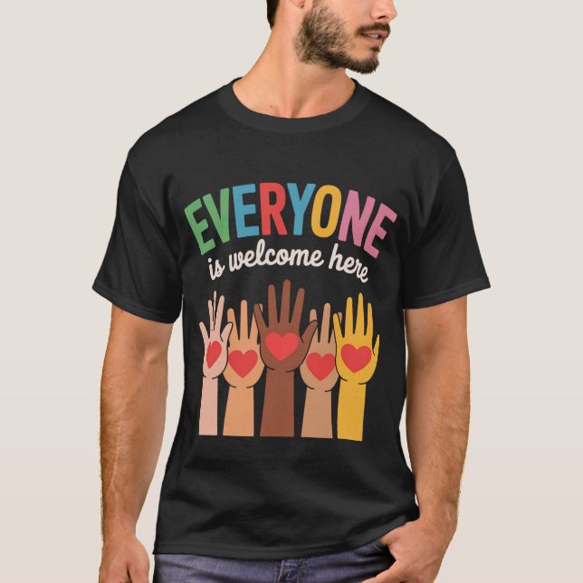 Alla är välkomna här t shirt (Framsida)