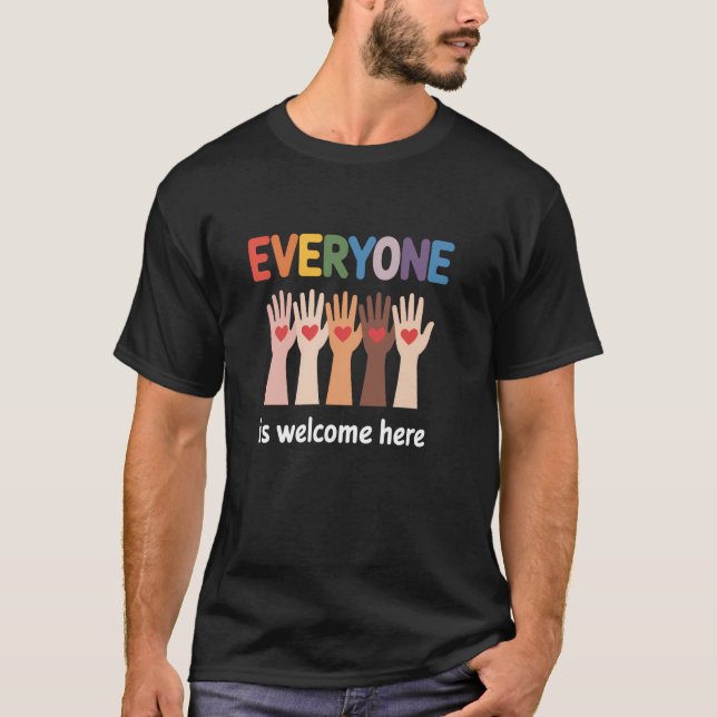 Alla är välkomna här t shirt (Framsida)