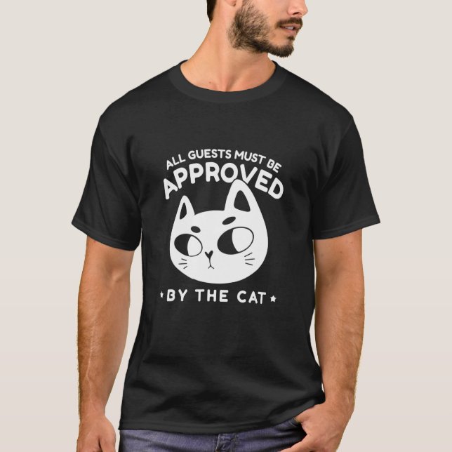 Alla gäster måste godkännas av kattkatten t shirt (Framsida)