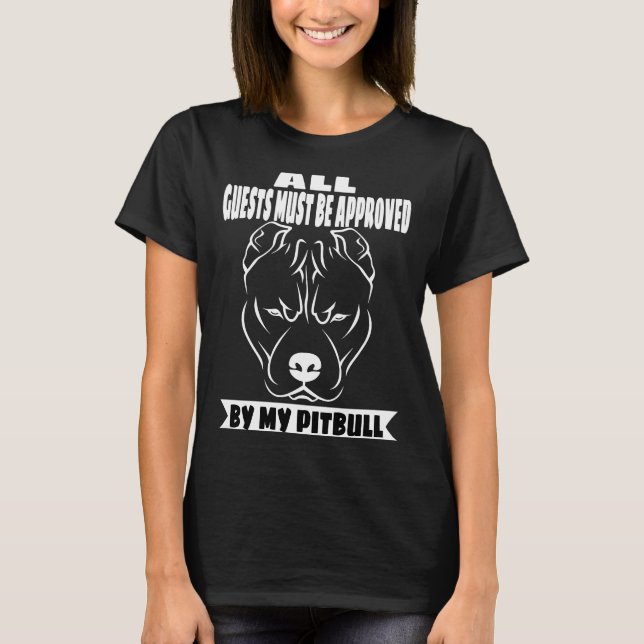 Alla gäster måste godkännas av min Pitbull-utskrif T Shirt (Framsida)