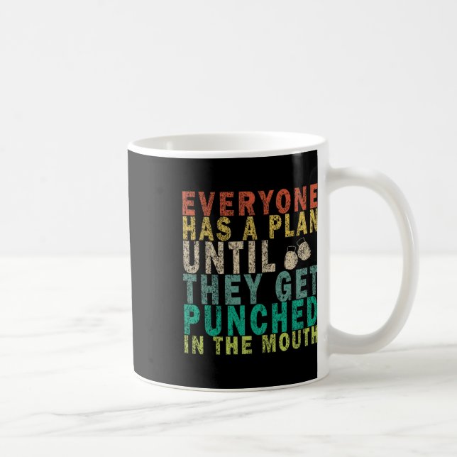 Alla har en plan tills de blir Slagit i Kaffemugg (Höger)