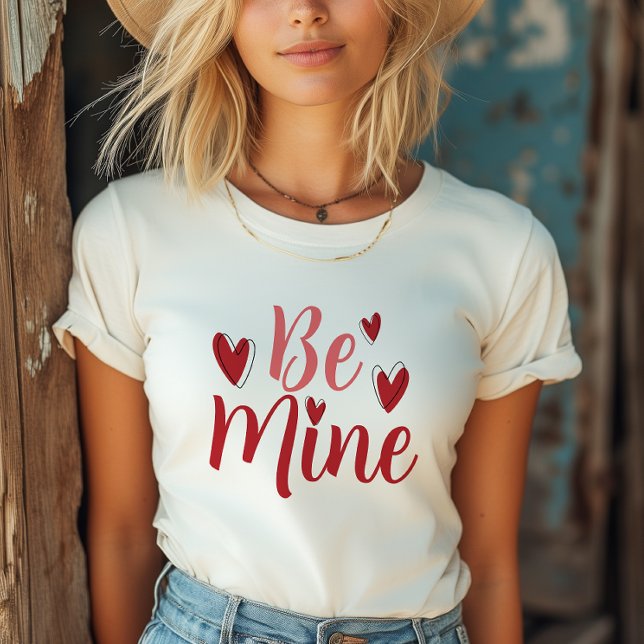 Alla hjärtans dag är mina röda hjärtan t shirt (Elevate your Valentine's style  with our "Be Mine" T-shirt – a chic message that speaks volumes.)