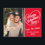 Alla hjärtans dag Bröllop Photo Spara Dagen Vykort<br><div class="desc">Lägg märke till din förlovning och skicka kärlek,  huggar och kyssar till familj och vänner. Det här enkla bröllop spara datum-kortet har ett foto på framsidan och meddelandet "Glad Alla hjärtans dag" i trendigets skript. Lägg till personlig i bakgrunden,  inklusive datum och plats för bröllop.</div>