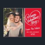 Alla hjärtans dag Bröllop Photo Spara Dagen Vykort<br><div class="desc">Lägg märke till din förlovning och skicka kärlek,  huggar och kyssar till familj och vänner. Det här enkla bröllop spara datum-kortet har ett foto på framsidan och meddelandet "Glad Alla hjärtans dag" i trendigets skript. Lägg till personlig i bakgrunden,  inklusive datum och plats för bröllop.</div>