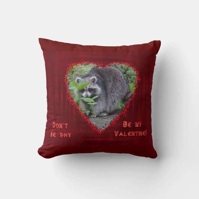 Alla hjärtans dag Hälsning - Shy Raccoon Kudde (Framsida)