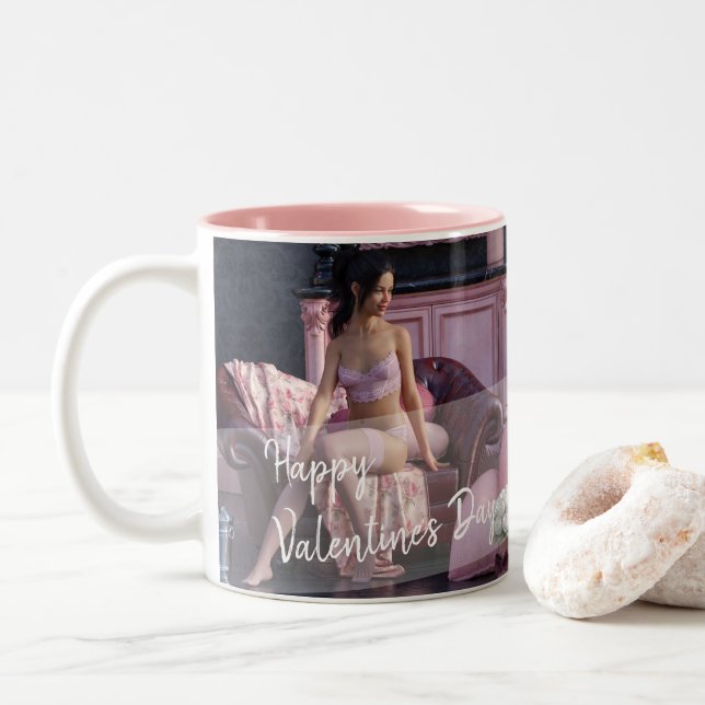 Alla hjärtans dag i Lingerie på soffan Två-Tonad Mugg (Med munk)