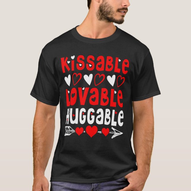 Alla hjärtans dag Kissable Lovable Huggable Funny  T Shirt (Framsida)